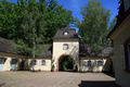 Schickedanz-Villa in Dambach, Einfahrt mit Garagen im Vorhof zur Villa, 2014
