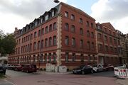 Sicht auf Finkenstraße 6, ehemalige Fabrikanlage (mittig, direkt an der Ecke Finkenstraße - Lange Straße, mit Eckrustizierung) erbaut von Fritz Walter im Jahre 1896, südlicher Anbau (rechts, mit Erker und Dreiecksgiebel) erbaut von Bräutigam und Wiessner im Jahre 1926, östlicher Anbau (links, etwas hinter Baum vertseckt, mit Schweifgiebel) erbaut von Adam Egerer im Jahre 1907, heute wird das Gebäude mitsamt Anbauten als Mehrfamilienhaus benutzt