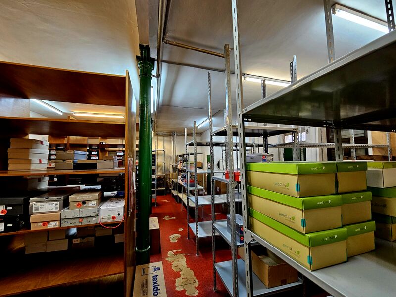 Datei:Schuhhaus Oehrlein LagerII.jpg