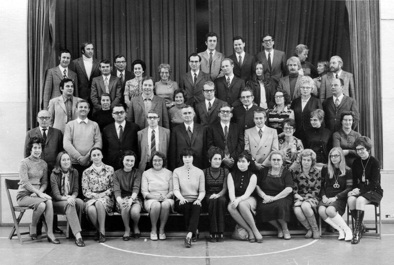 Datei:HLG Lehrer innen ca 1970.jpg