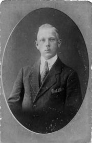 Mann mit Streifenanzug Karl Stöhr.jpg