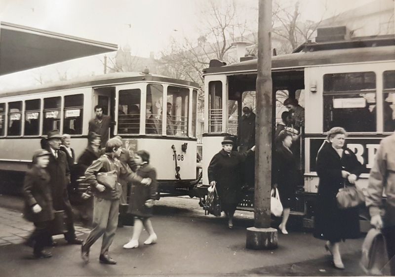 Datei:Straßenbahnbetrieb Hirschgarten.jpg