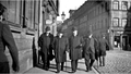 Geschäft "M. L. Hirschhorn" rechts und Friseurladen Kehr links im Bild, 2. Person von rechts Baurat Otto Holzer, 2. Person von links vermutlich Stadtrat Georg Zorn, 1910