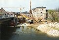Spundwand Kasten in der  an der <a class="mw-selflink selflink">Maxbrücke</a> mit prov. Uferbefestigung mittels Steinen zur Vorbereitung zu den Tiefbauarbeiten zur Unterquerung des Flusses für die  im März 1997.