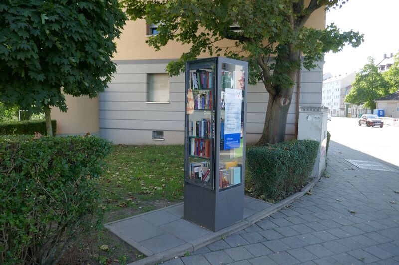 Datei:Buchschrank Poppenreuther Straße-Espanstraße 1.JPG