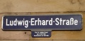 Straßenschild Ludwig-Erhard-Straße mit Erläuterung