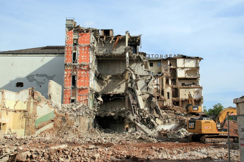 Datei:Parkhotel Abrissarbeiten 2013 1.jpg