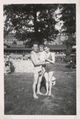 Badefreuden, orig. Bildunterschrift: "Meine Eltern und ich im Flußbad". Im Hintergrund Häuser an der Badstraße. Aufnahme 1951