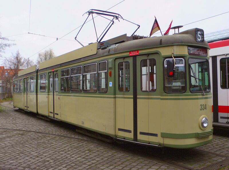 Datei:Straßenbahn TW 334.jpg