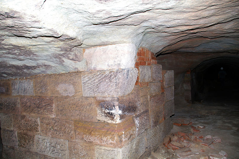 Datei:Bierkeller Burgfarrnbach 21.jpg