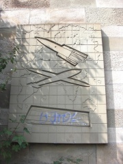 Erlanger Str. Bahnbrücke Wandrelief.JPG