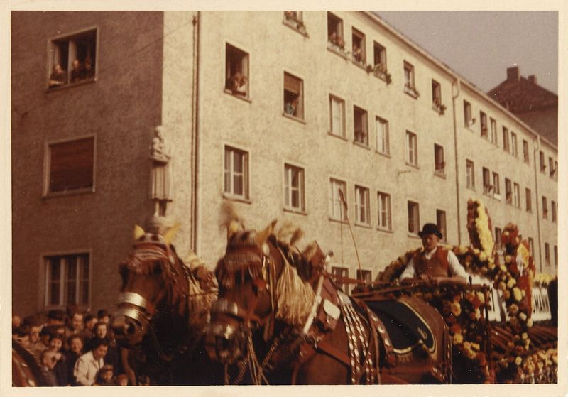 Datei:Erntedankfestzug 1955 (7).jpg