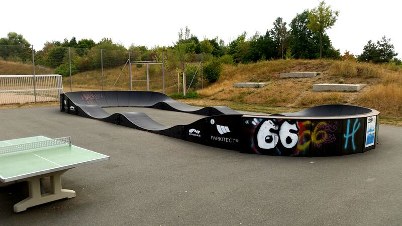 Datei:Pumptrack Hardhöhe 1.jpg