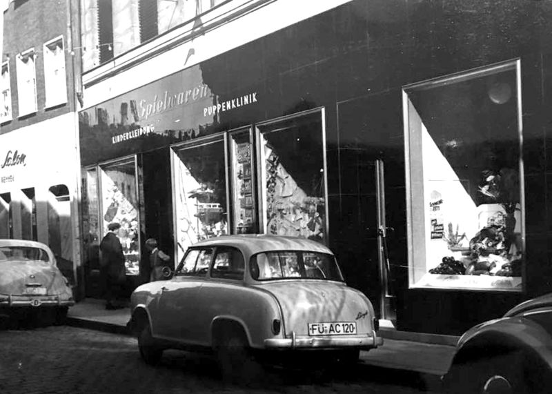 Datei:Puppen Baetz.jpg