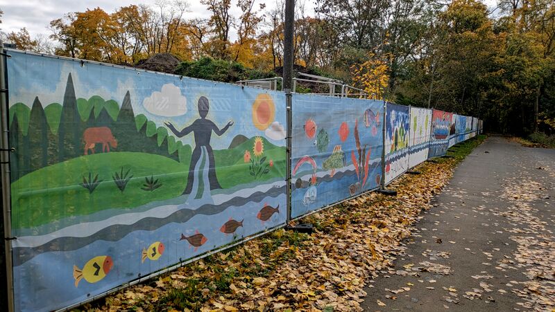 Datei:20251029 Bauzaun Kunst 2.jpg