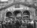 Festakt zum Jubiläum "140 Jahre Deutsche Eisenbahnen" am 7. Dezember 1975. Kurt Scherzer spricht vor dem Eingangsportal des Hauptbahnhofs