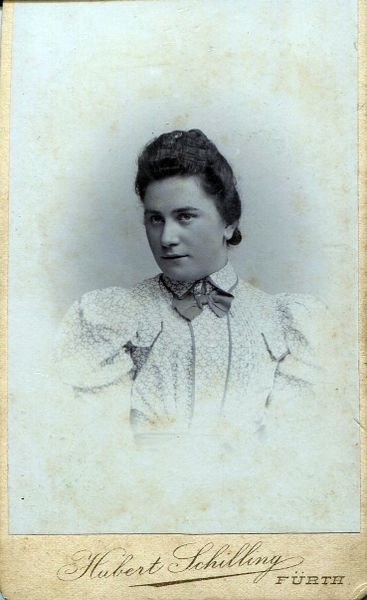 Datei:Frau mit Fliege Schilling.jpg