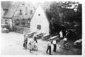  1949 vor der Bauernhof Ulrich-Grau rechts ehemaligen Gaststätte Goldener Engel, rechts verdeckt, heute Caruso, in Stadeln