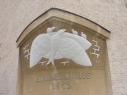 Simonstr. 47 Wandplastik.JPG