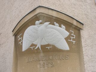 Simonstr. 47 Wandplastik.JPG