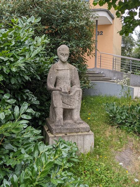 Datei:20240713 Siemensstr 32 Steinplastik.jpg