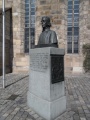 Bronzebüste zu Ehren des Theologen <a class="mw-selflink selflink">Wilhelm Löhe</a> (1808-1872) vor der Kirche <!--LINK'" 0:34-->