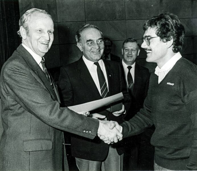 Datei:NL 16-127-238 Scherzer Weltmeister Patriz Ilg Sportlerehrung Nov 1983.jpg