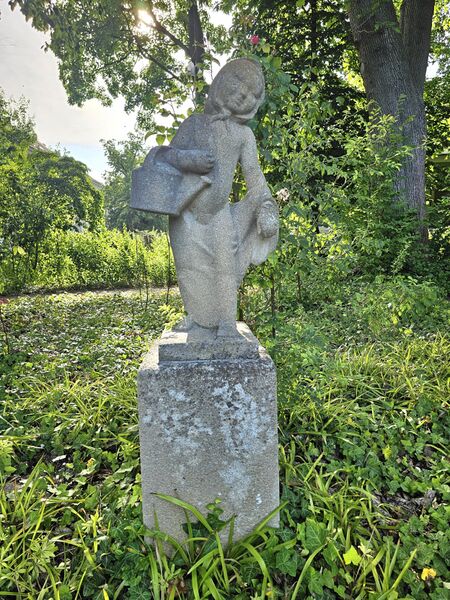 Datei:2025 06 18 Skulptur Mädchen mit Gießkanne.jpg