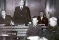 Am 19. Dezember 1951 verabschiedet der Fürther Oberbürgermeister Dr. Bornkessel den letzten Resident-Offizier Charles M. Emerick (links). <br/>Von diesem Augenblick an war die Fürther Stadtregierung wieder unabhängig; General Bixby (rechts) hört zu.