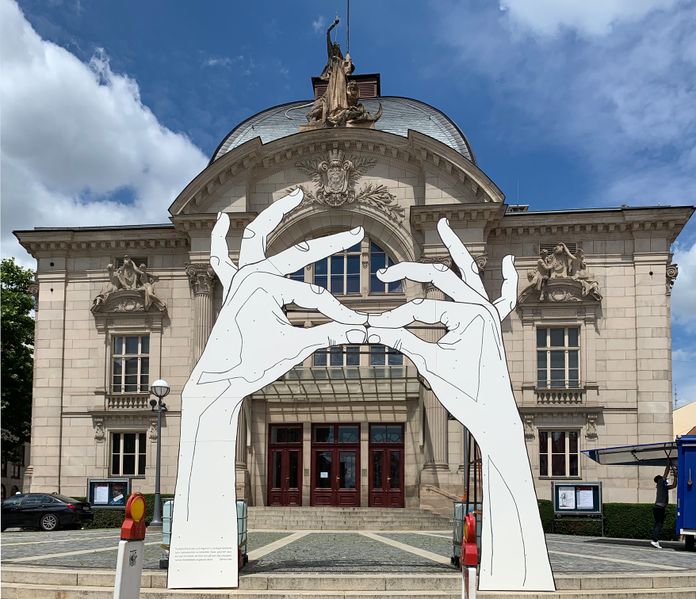 Datei:Stadttheater Streetart Lesen 2020.jpg