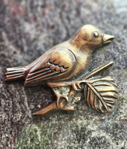 Datei:2025 11 11 Vogel Grabmal.jpg