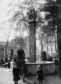 Die Nagelsäule auf der ehem. Englischen Anlage - im Hintergrund der ehem. Ludwigsbahnhof, 1916