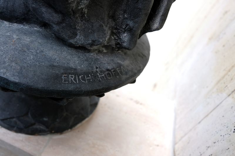 Datei:Kirchenstr. 6 Bronzeplastik Signatur.jpg