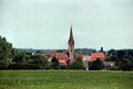 Blick von Süden auf Burgfarrnbach mit der Kirche St. Johannis, Juni 1994