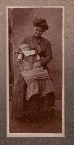 Datei:Junge Frau mit Kind.jpg