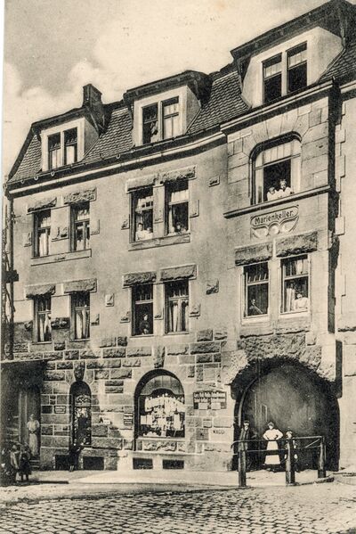 Datei:AK Kaufhaus zum Mariensteig Pfisterstraße 40 ngl ca 1920.jpg