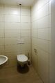 Das neue Obdachlosenheim in der Leyher Straße - Toilette in der Notschlafstelle, Okt. 2025 <span class="smw-highlighter" data-type="8" data-state="inline" data-title="Hinweis" title="Urheber: Kamran SalimiErstellungsdatum: 9. Oktober 2025Lizenz: cc-by-sa-4.0"><span class="smwtticon note"></span><span class="smwttcontent">Urheber: <!--LINK'" 0:100--><br>Erstellungsdatum: <!--LINK'" 0:101--> <!--LINK'" 0:102--><br>Lizenz: cc-by-sa-4.0</span></span>
