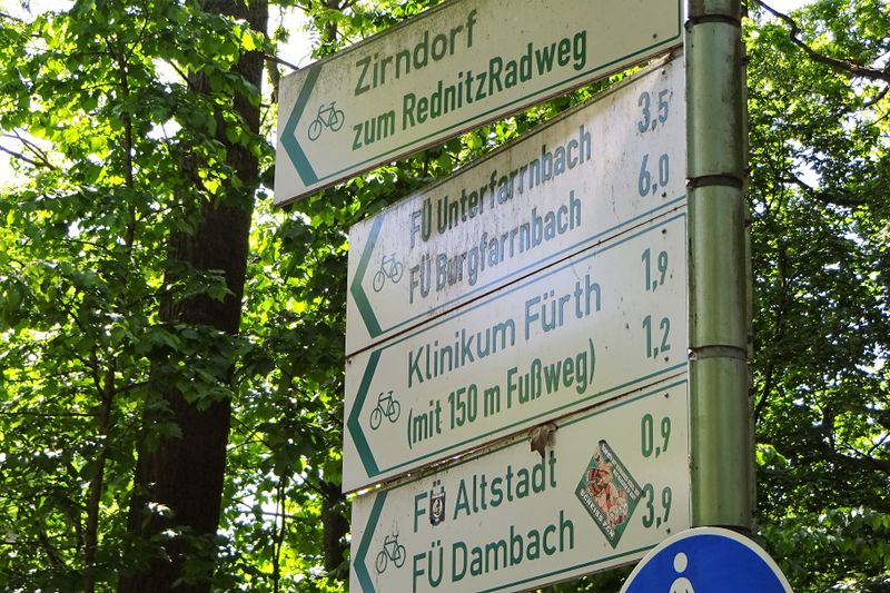 Datei:Fahrrad Wegweiser Friedhofsteg.jpg