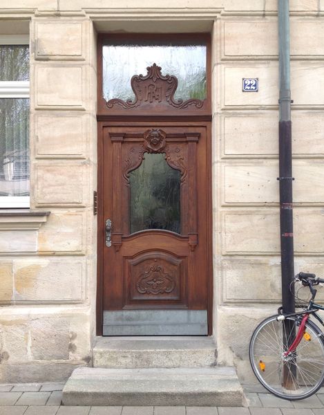 Datei:Eingangstuer Otto-Seeling-Promenade 22.jpg