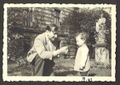 Karl Hans Appel mit Sohn Rainer im "unteren Garten" an der Südseite der Villa (Seite zur Gebhardtstraße). Unbekanntes Denkmal. Juni 1941
