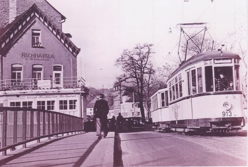 Datei:Fischhäusla mit Straßenbahn Linie 1 1950er Jahre.jpeg
