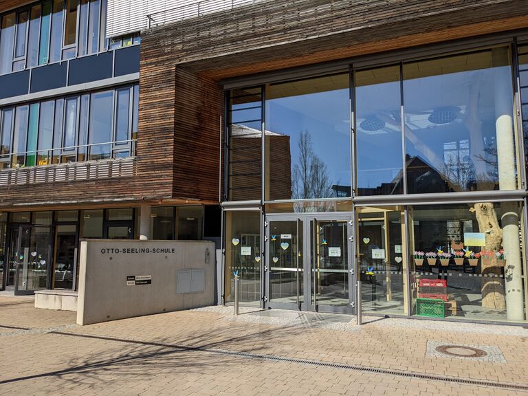 Otto-Seeling-Schule Eingang Mrz 2022.jpg