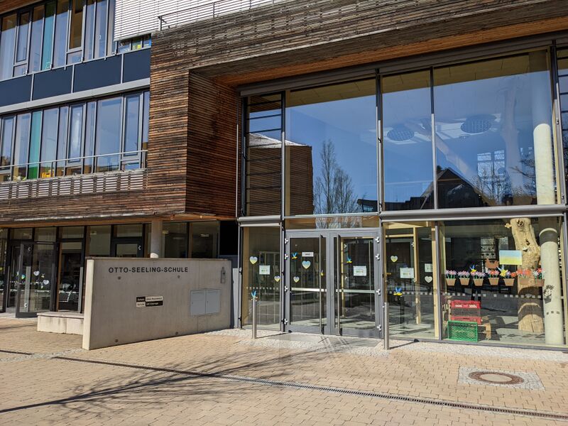 Datei:Otto-Seeling-Schule Eingang Mrz 2022.jpg