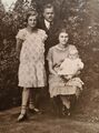Franziska Andörfer mit Vater Karl, Halbschwester Sofie und neugeborenem Bruder Hermann 1926 Fürth