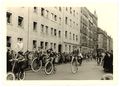 Historische Fahrräder beim Erntedankfestzug in der Flößaustraße auf Höhe Nr. 39, 1956