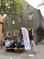 Die Künstlergruppe KnickTick vor dem temporär bespielten Haus Gustavstraße 3, September 2021