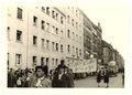 Erntedankfestzug in der Flößaustraße auf Höhe Nr. 39, 1956. Banner "Unser Kärwa döi is schöi"