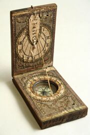 Kleininger Klappsonnenuhr (Stadtmuseum Berlin 1103 i 2).JPG