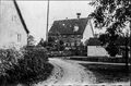 Das Storchenhaus <!--LINK'" 0:51-->, erbaut als Schul- und Gemeindehaus, links Bauernhaus Küttlinger, heute <!--LINK'" 0:52-->, Vordergrund der Fischerberg, vor dem <!--LINK'" 0:53--> das Milchhäuschen, 1941