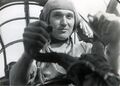 Pilot Hans Hautsch am Steuer im Flugzeug, ca. 1941